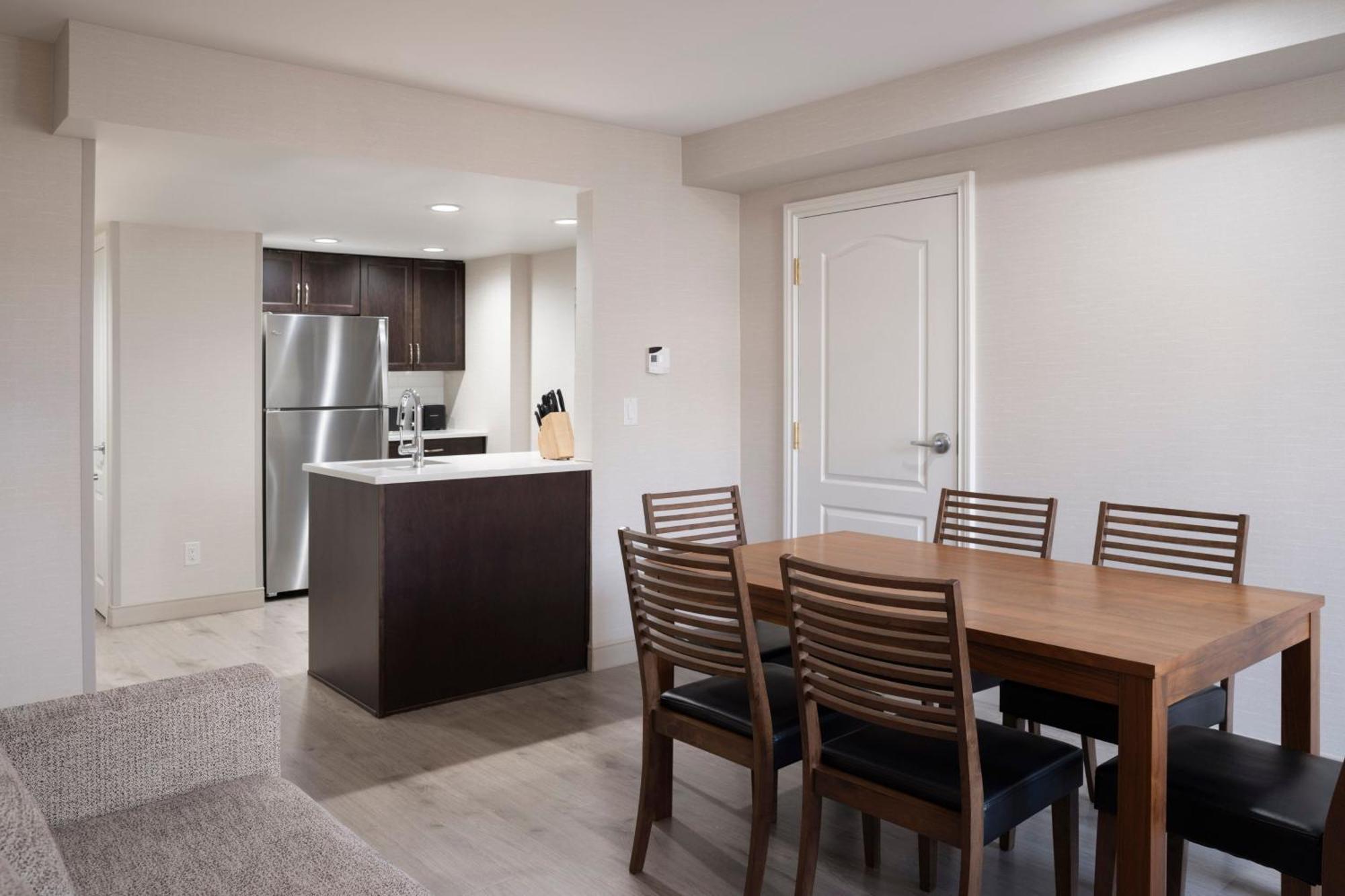 Delta Hotels By Marriott Grand Okanagan Resort Kelowna Exterior photo