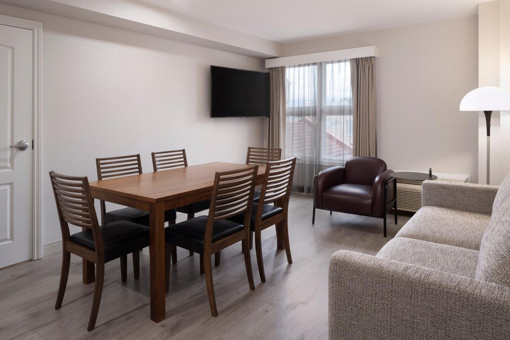 Delta Hotels By Marriott Grand Okanagan Resort Kelowna Exterior photo