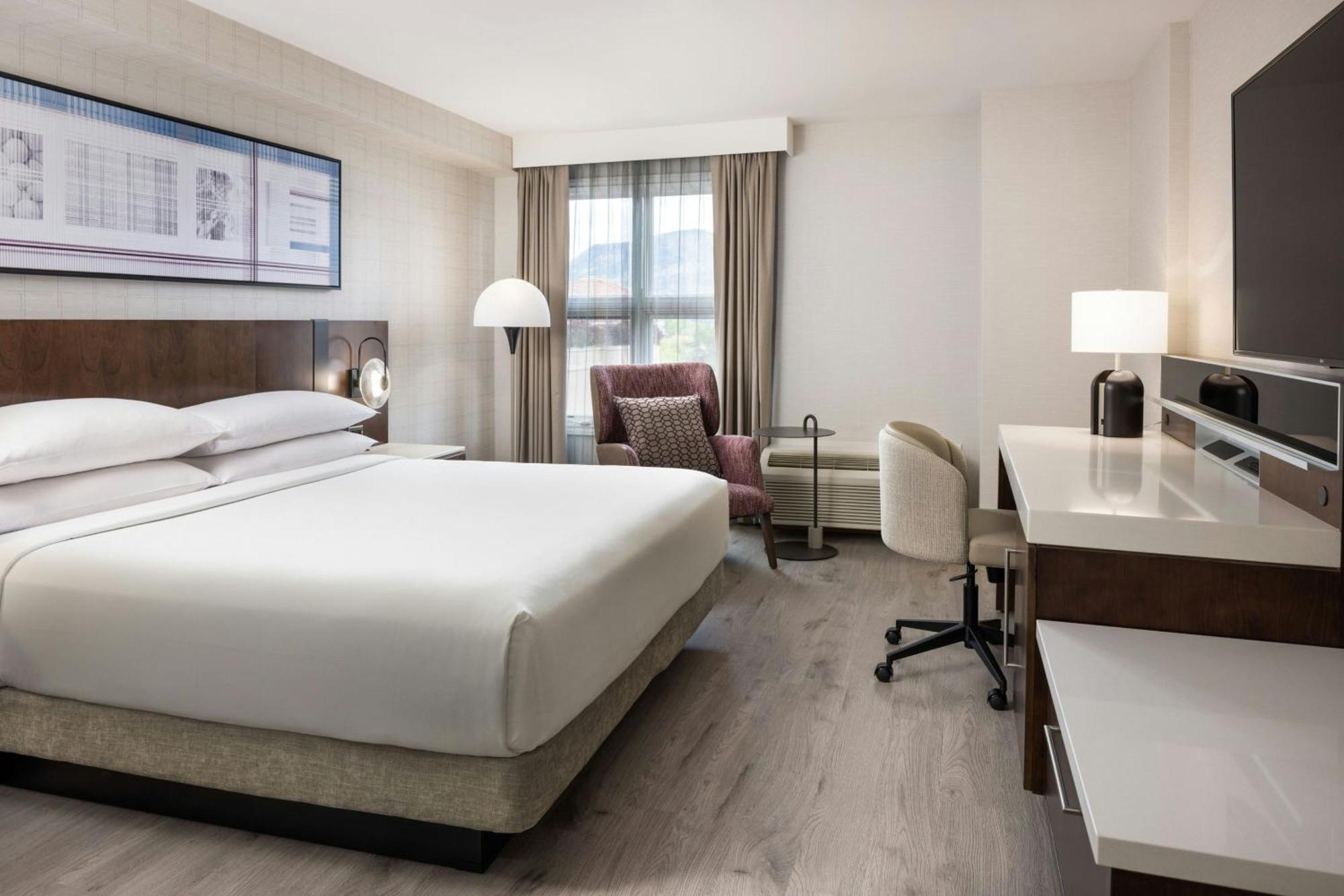Delta Hotels By Marriott Grand Okanagan Resort Kelowna Exterior photo