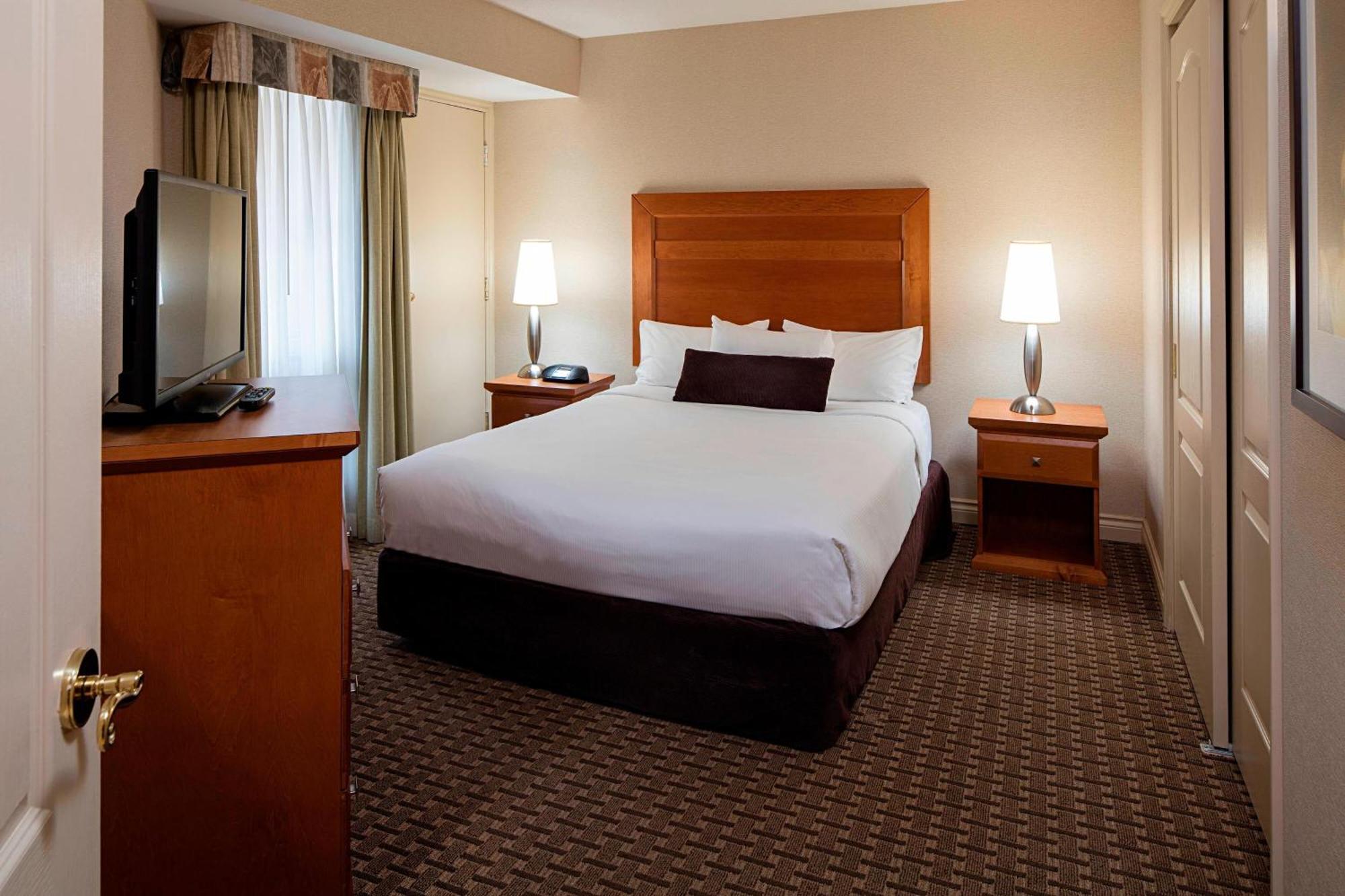 Delta Hotels By Marriott Grand Okanagan Resort Kelowna Exterior photo